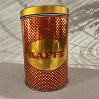 guld-rød-rund-metal-kaffedåse-Sorgenfri-kaffe-tehandel-Grønnevej287-blikdåse-genbrug